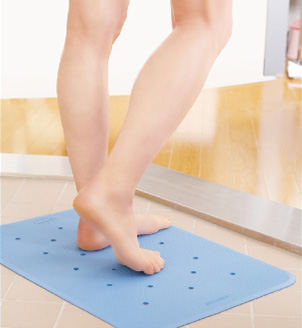 浴室の出入り口に扉の開閉時や段差の昇降をサポート