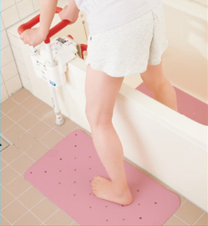 洗い場・浴槽周辺にまたぎ動作をサポート