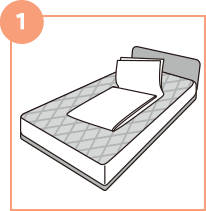 ベッドの上でアンダーシーツを広げます。