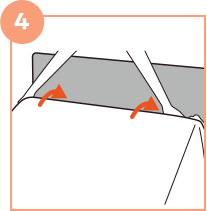 マットレスの下にアンダーシーツの端を折り込みます。