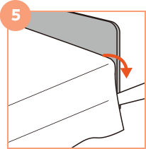 頭部のシーツの端をマットレスの下に折り込みます。
