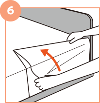 角の部分を持ち、三角形を作るように折ります。