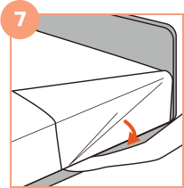 シーツの下部をマットレスの内側に折り込みます。