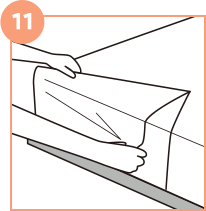 同様に角は三角形を作って、シーツ下部をマットレスの内側に折り込み、