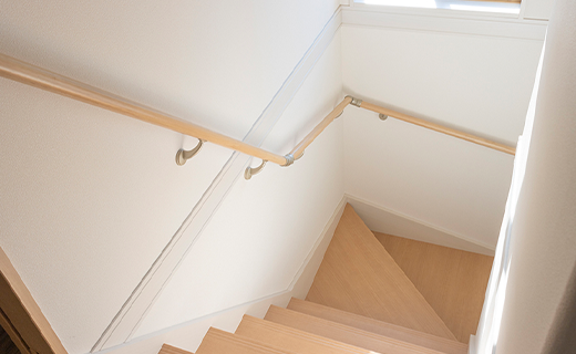階段の手すりは必要？選び方や取り付け時のポイント、活用したい補助金制度を紹介
