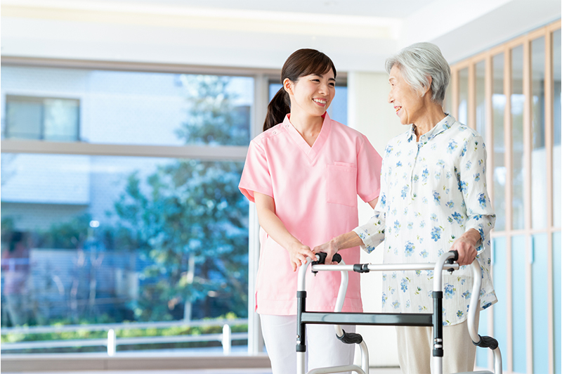 歩行器・歩行車の種類とは？シルバーカーとの違いや選ぶ際の注意点も解説