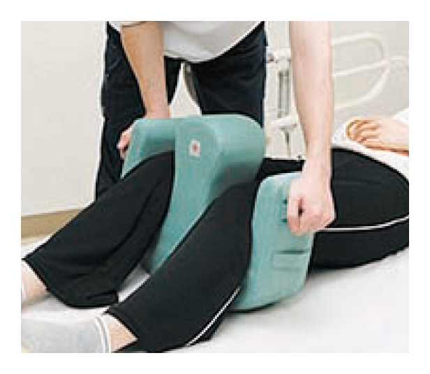 １．ライトターンの突起部分を足先の方に向けて倒し、凹部（おうぶ）に乗せます。次に回転させて起こし、両膝を両側の凹部に入れます。