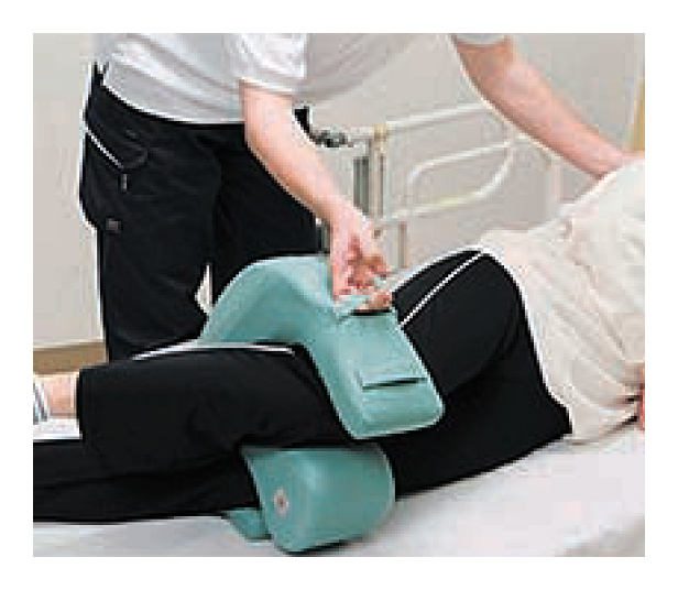 ２．ライトターンと肩を押しながら回転させ、寝返りの動作を行います。