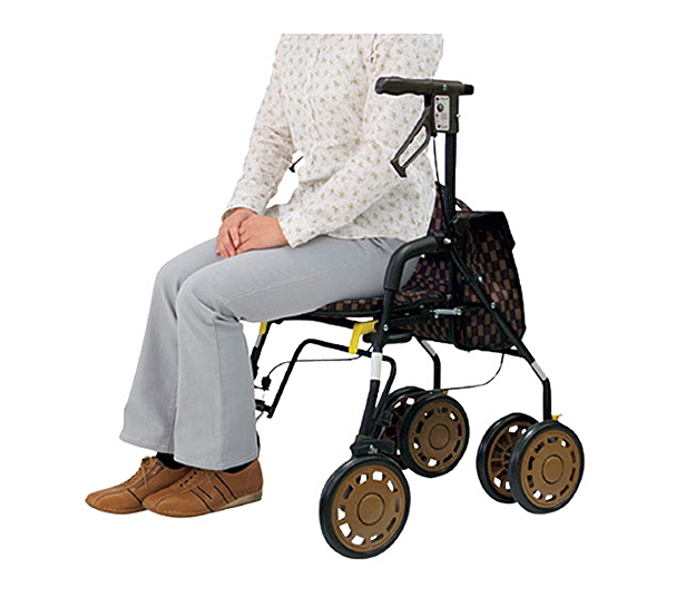 座面を下ろせば腰かけられます。