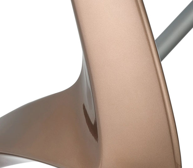 強靭、それでいてしなやかなカーボンモノコックフレーム